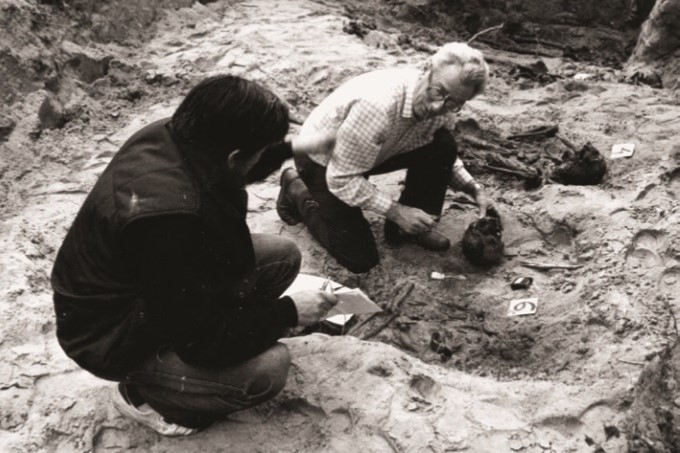 Uroczysko Wielki Bór koło Gib, miejsce ekshumacji, 1987 r. Po prawej dr Tadeusz Jóźwik z Akademii Medycznej w Białymstoku (zbiory IPN)