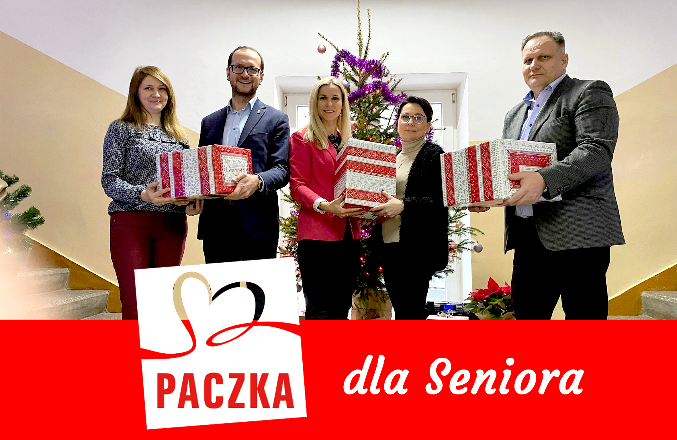 Burmistrz, Skarbnik, Sekretarz przekazują Pani Kierownik MOPS paczki dla Seniora