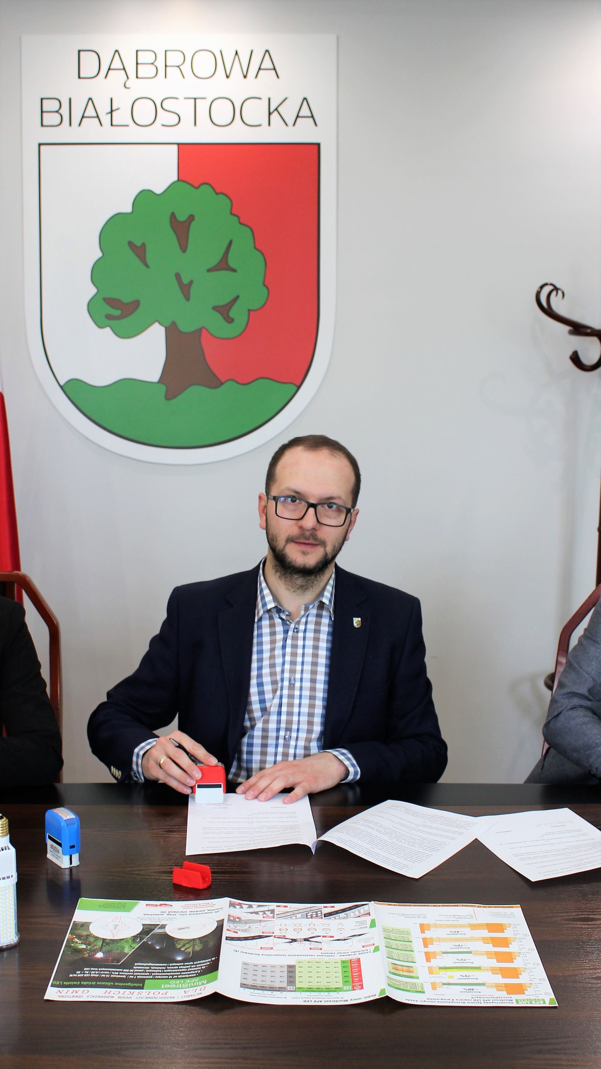 Burmistrz Dąbrowy Białostockiej podpisuje umowę