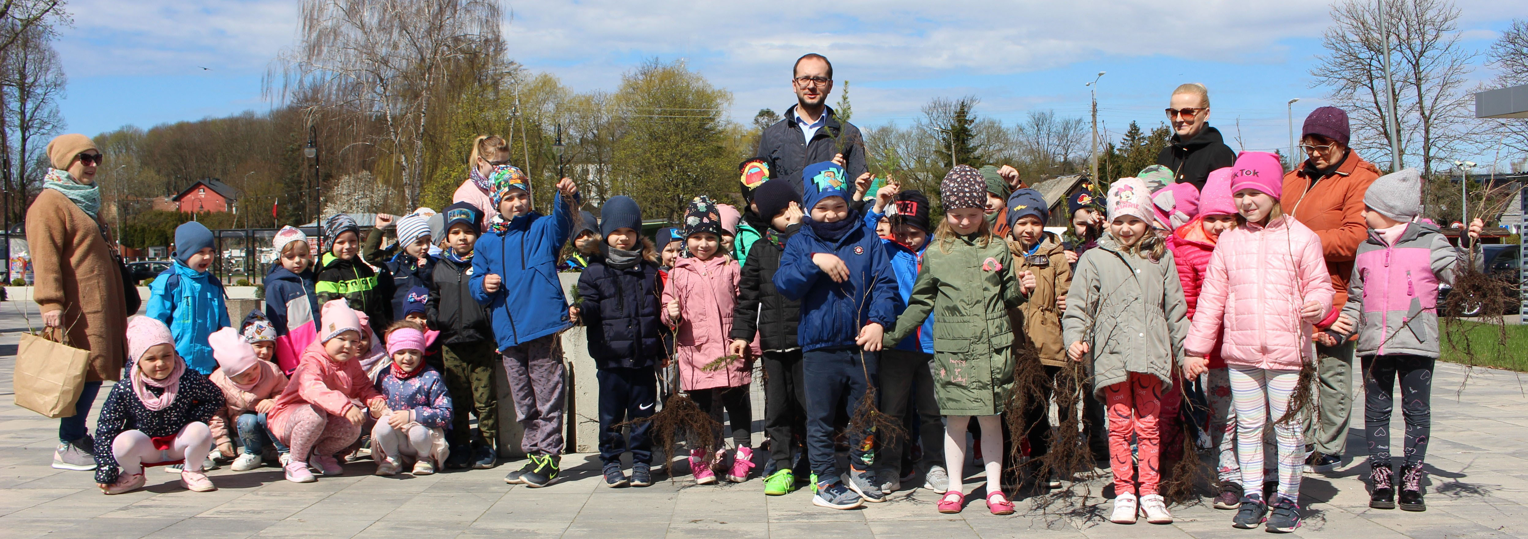 zdjęcie grupowe przedszkolaków z burmistrzem