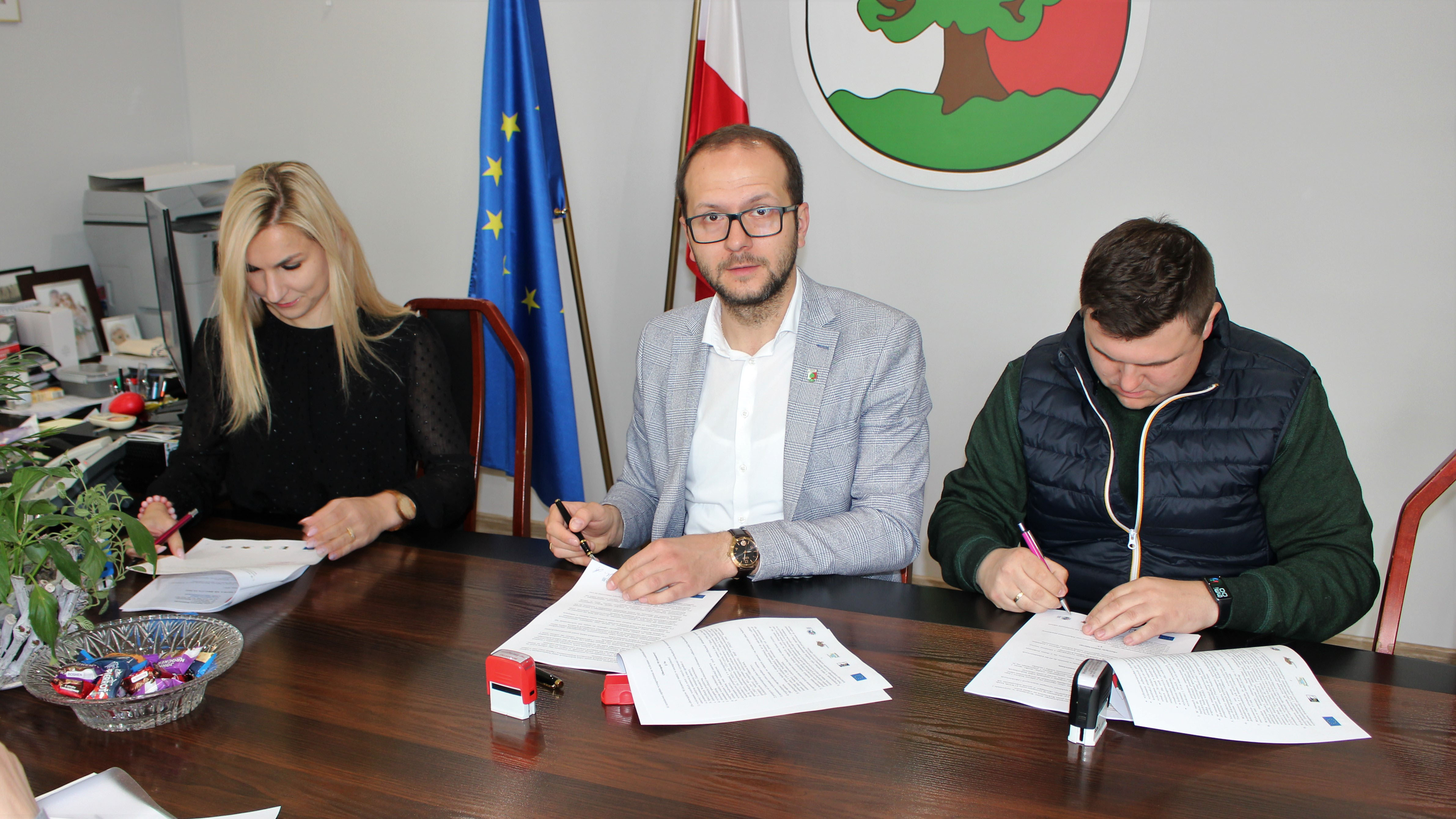 Burmistrz Artur Gajlewicz, Skarbnik Joanna Ryszkiewicz oraz Michał Wysocki lokalny wykonawca.