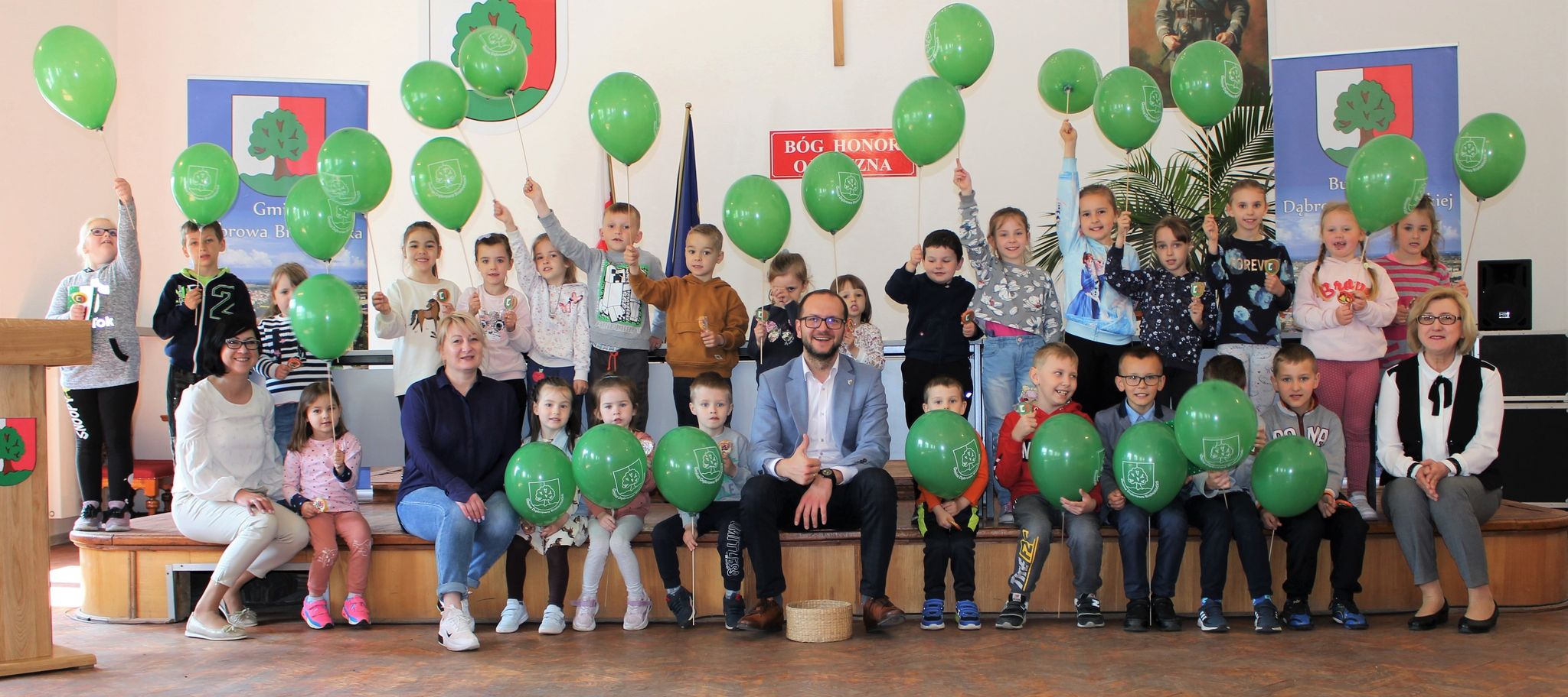 dzieci z balonikami, burmistrz, panie nauczycielki