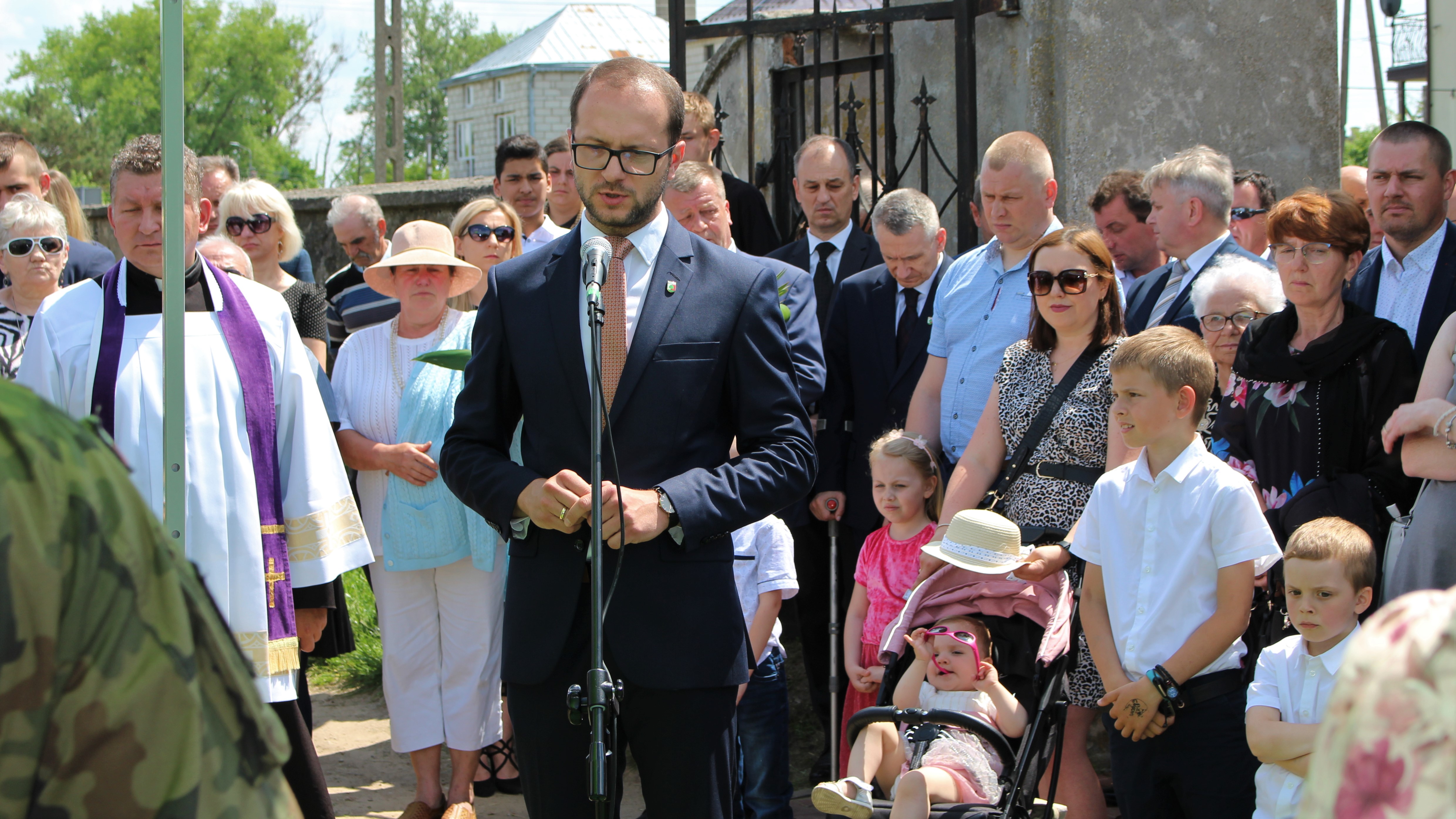 Burmistrz Dąbrowy Białostockiej przemawia na cmentarzu