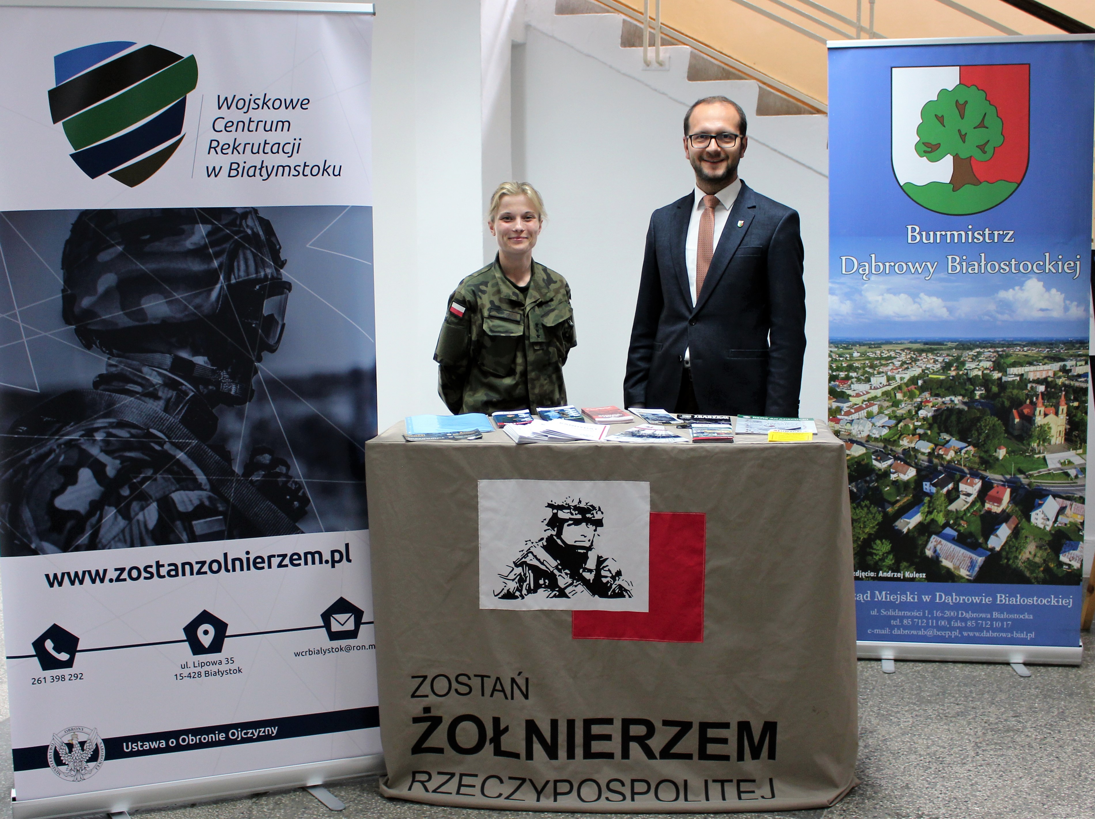 kobieta żołnierz, burmistrz przy stoisku promującym służbą w Wojsku Polskim