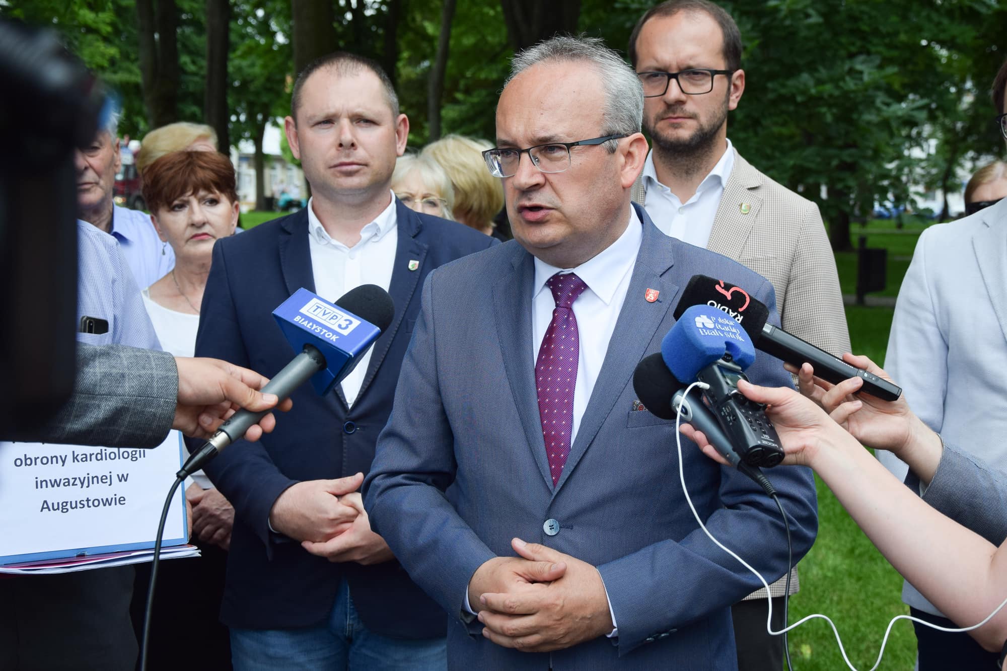 burmistrz augustowa udziela wywiadu z tyłu stoi burmistrz dąbrowy i przewodniczący rady