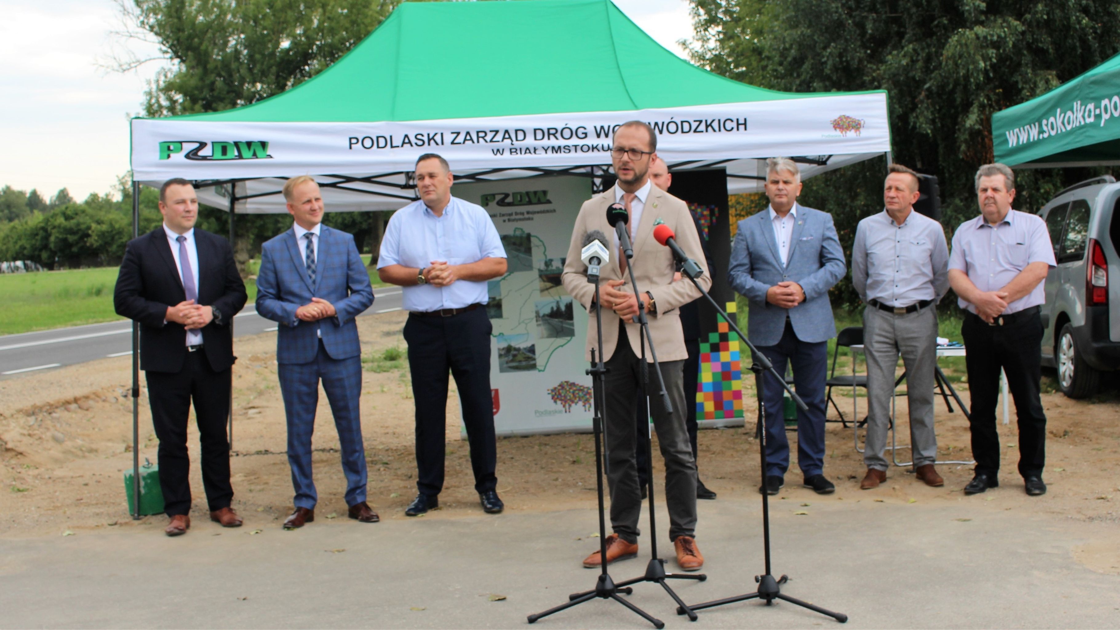 Burmistrz Dąbrowy Białostockiej przemawia do zgromadzonych
