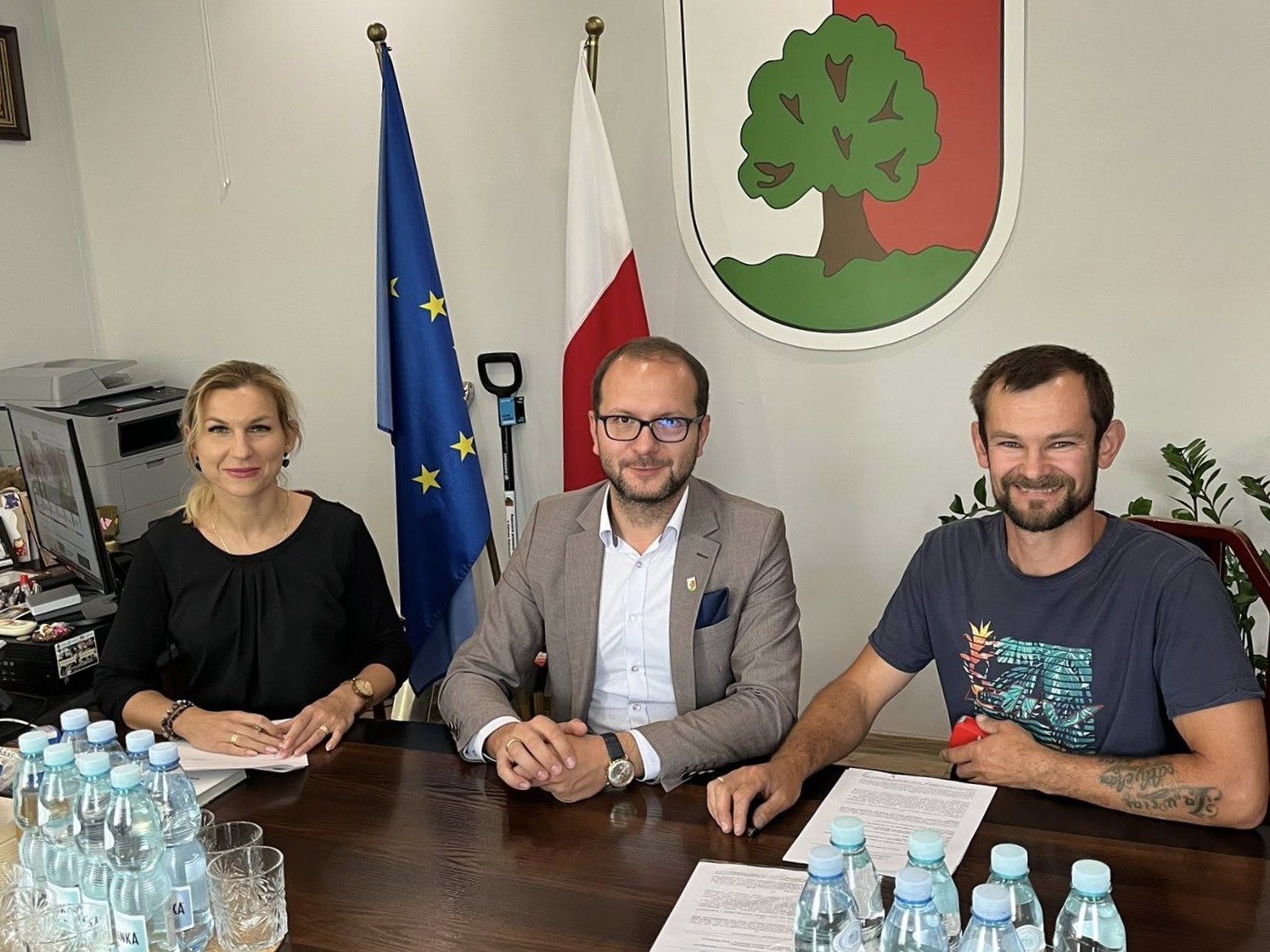 SKARBNIK, BURMISTRZ, WYKONAWCA PODPISUJĄ UMOWĘ